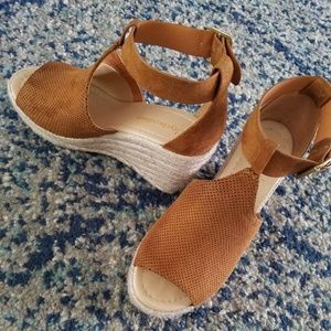 Marc Fisher look alike wedges